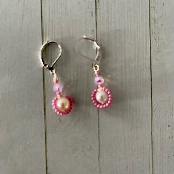 Free with purchase minimalist earrings for women in pink beaded and handmade - Picture 5 of 6